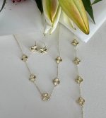 ALTIN RENGİ BÜYÜK BOY VC MARKA BİLEKLİK - Görsel 2