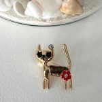 KIRMIZI ÇİÇEKLİ KEDİ BROŞ AKBRS0026