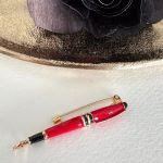 KIRMIZI KALEM BROŞ AKBRS10019