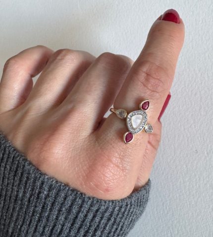 PEMBE TAŞLI ŞEKİLLİ YÜZÜK