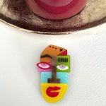 RENKLİ MASKE BROŞ AKBRS1002