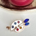 RENKLİ TAŞLI MAVİ PALET BROŞ AKBRS10016