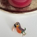 RENKLİ TAŞLI PAPAĞAN BROŞ AKBRS1008