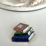 MAVİLİ KİTAP BROŞ AKBRS20015