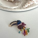 RENKLİ TAŞLI PAPAĞAN BROŞ AKBRS20039