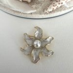 SEDEFLİ İNCİLİ ÇİÇEK BROŞ AKBRS20035