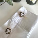 SİYAH BEYAZ ÇİÇEKLİ DÜĞME BROŞ AKDGMBRS09