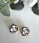 SİYAH BEYAZ ÇİÇEKLİ DÜĞME BROŞ AKDGMBRS09 - Görsel 2