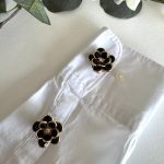 SİYAH ÇİÇEKLİ DÜĞME BROŞ AKDGMBRS07