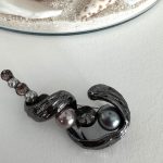 SİYAH TAŞLI BROŞ AKBRS20025