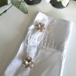 TAŞ İNCİLİ ÇİÇEK DÜĞME BROŞ AKDGMBRS011