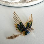 TAŞLI UÇAN KUŞ BROŞ AKBRS20023