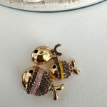 TAŞLI ÜÇLÜ BALIK BROŞ AKBRS2009